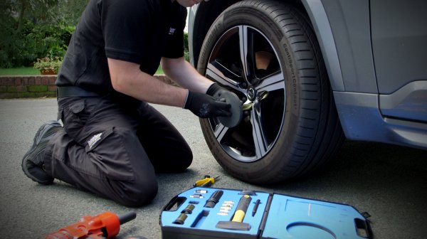 Mobile tyre technician performing 24/7 emergency nut removal on location in London