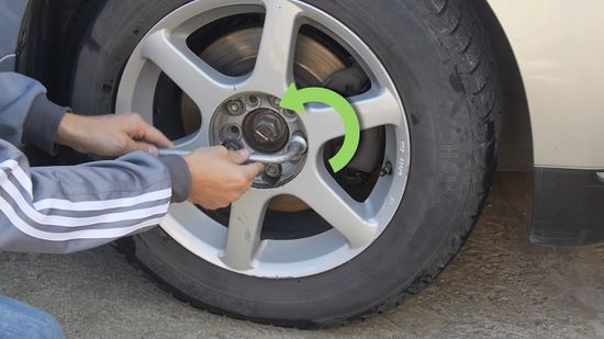 Mobile tyre technician performing 24/7 emergency nut removal on location in London