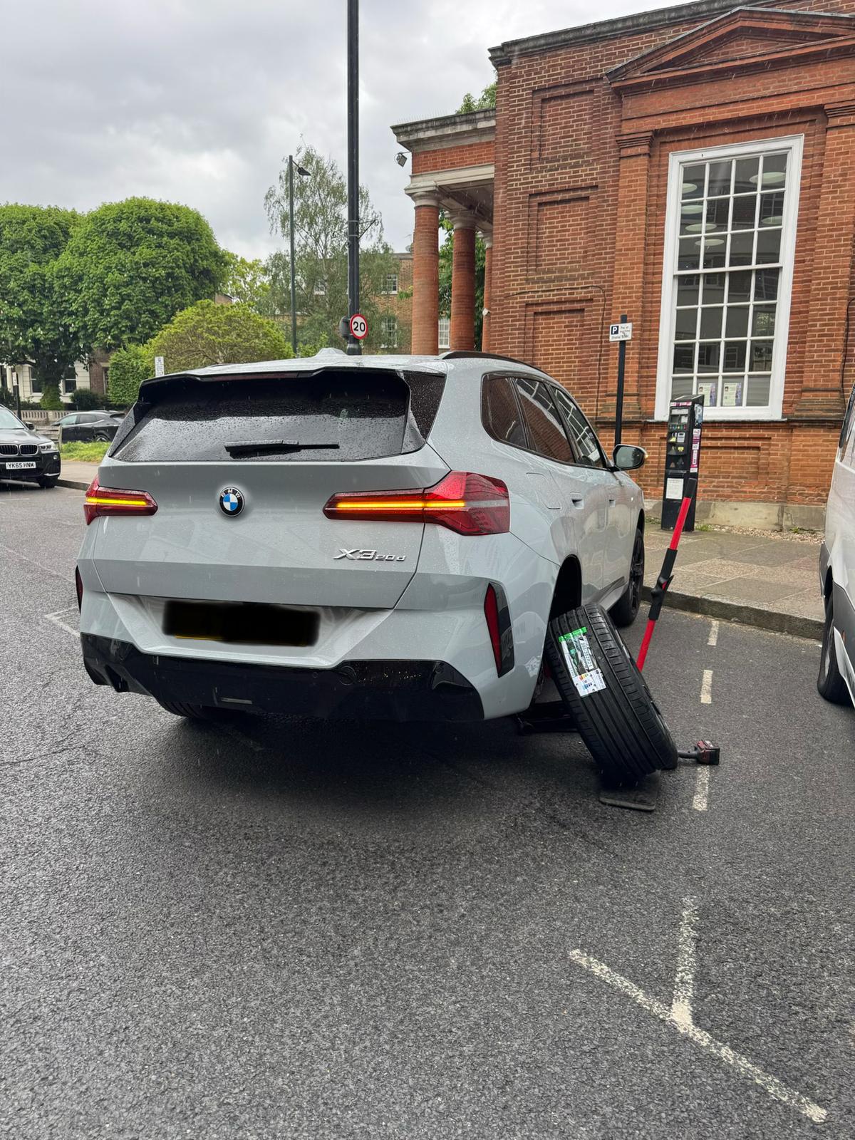 Mobile tyre technician performing 24/7 emergency tyre fitting on location in London