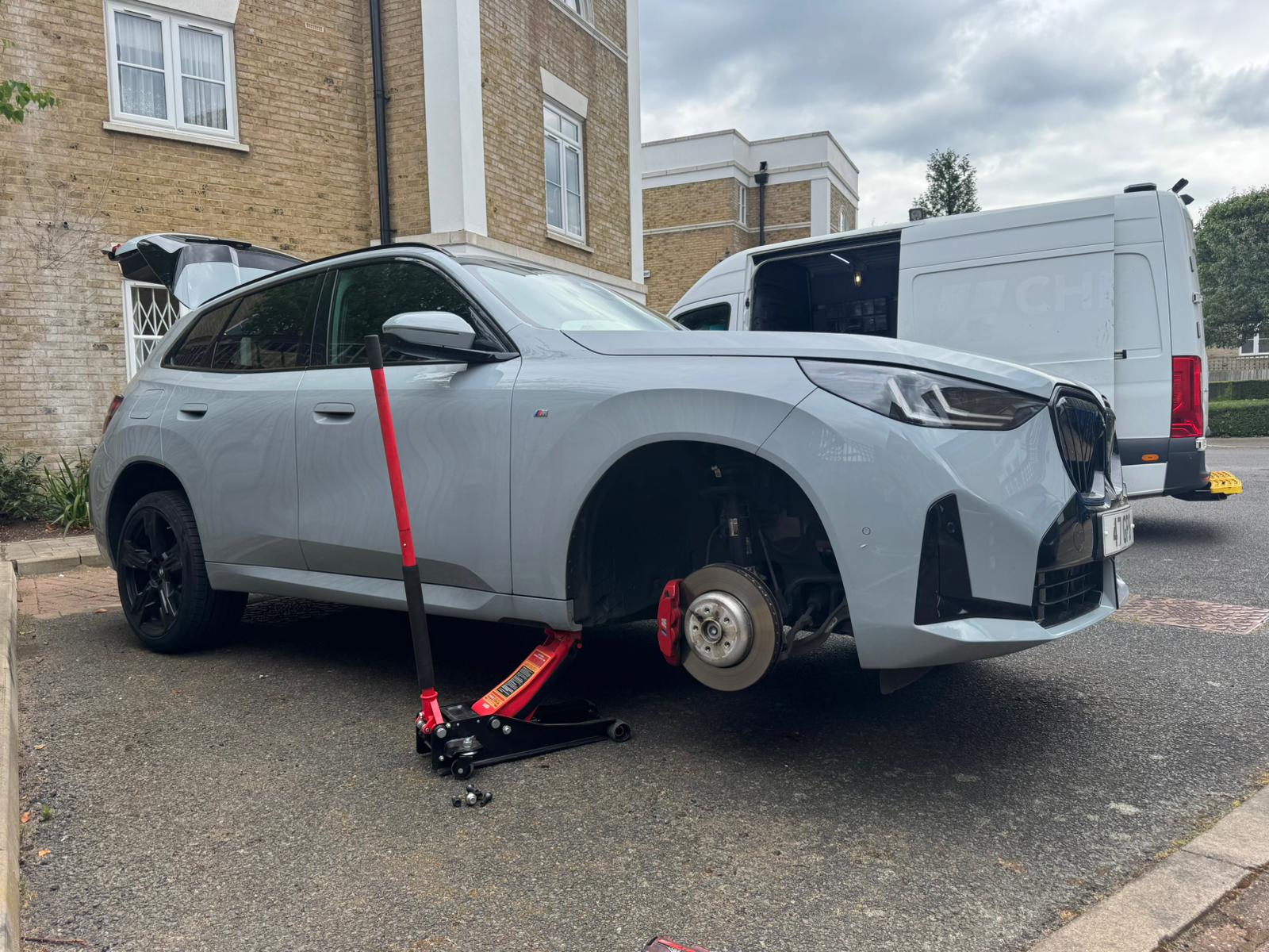 Mobile tyre technician performing 24/7 emergency tyre fitting on location in London