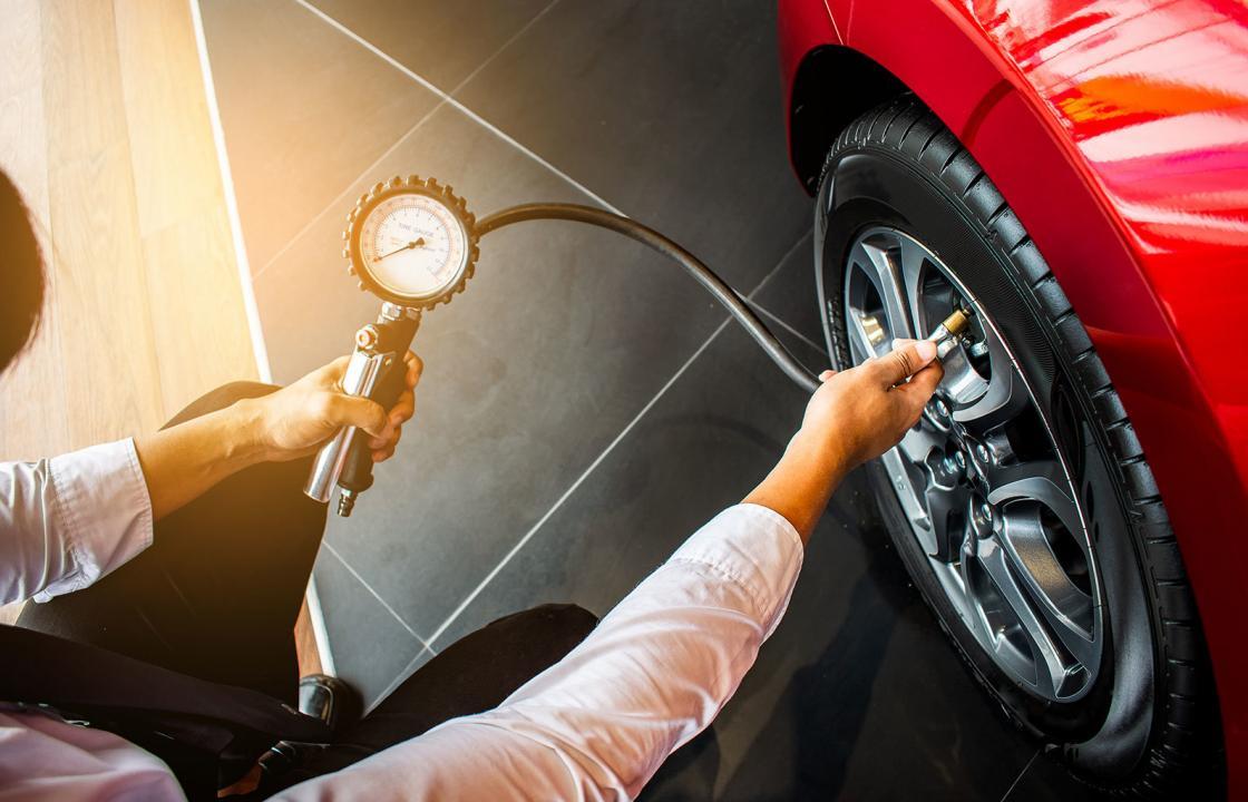 Mobile tyre technician performing 24/7 emergency pressure check on location in London