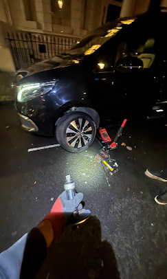 Mobile tyre technician performing 24/7 emergency tyre fitting on location in London