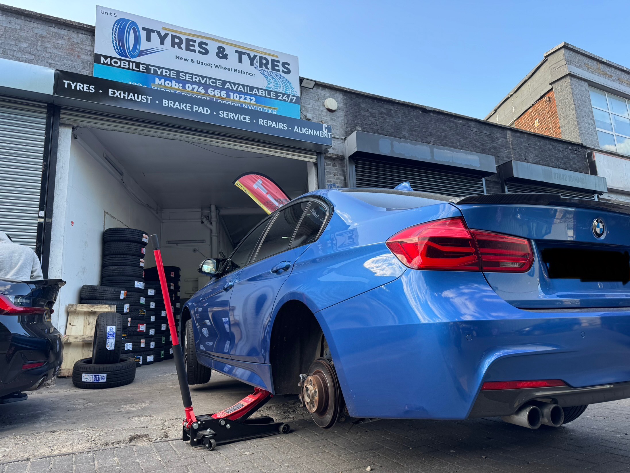 Mobile tyre technician performing 24/7 emergency tyre fitting on location in London