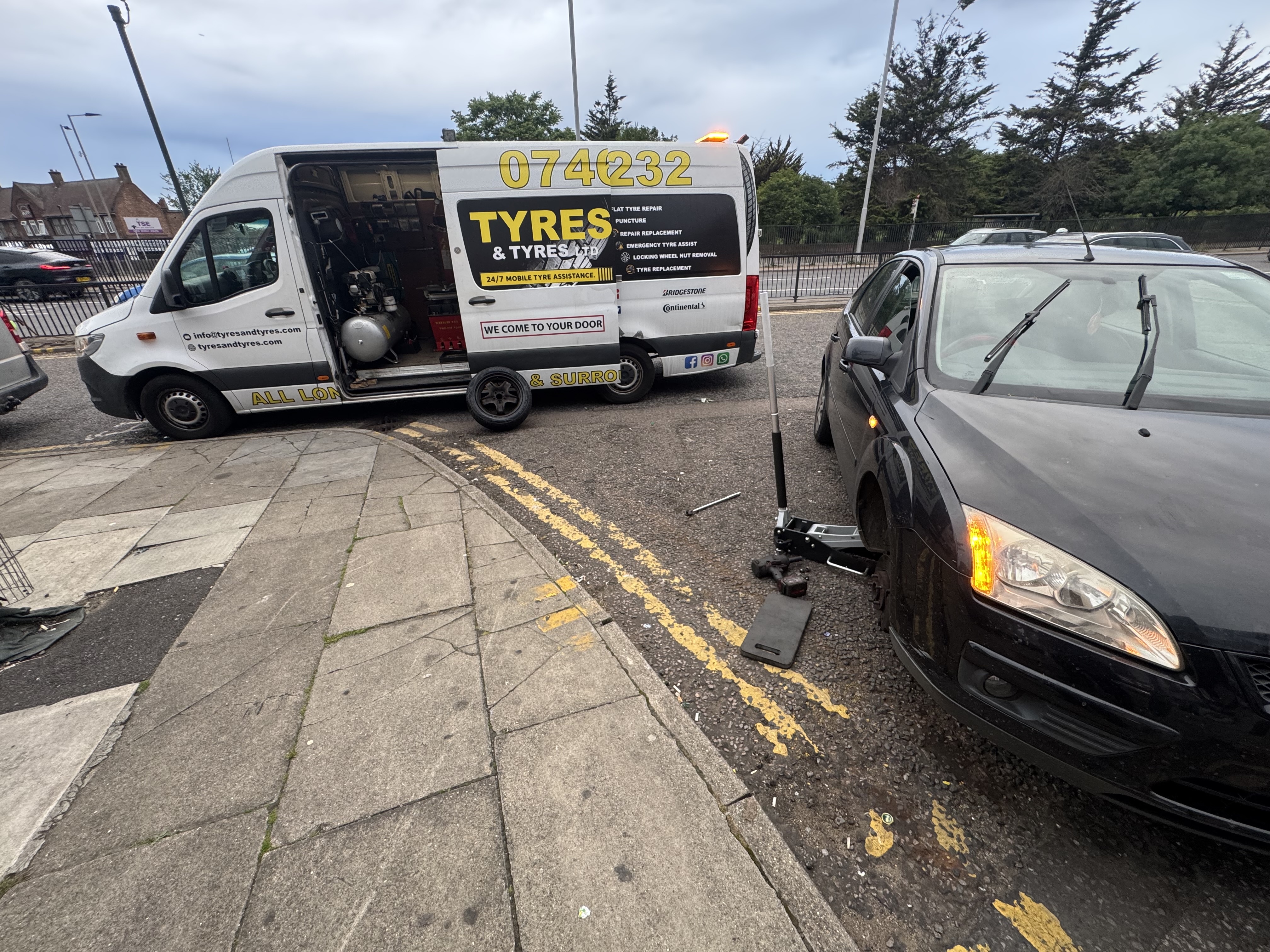 Mobile tyre technician performing 24/7 emergency tyre fitting on location in London