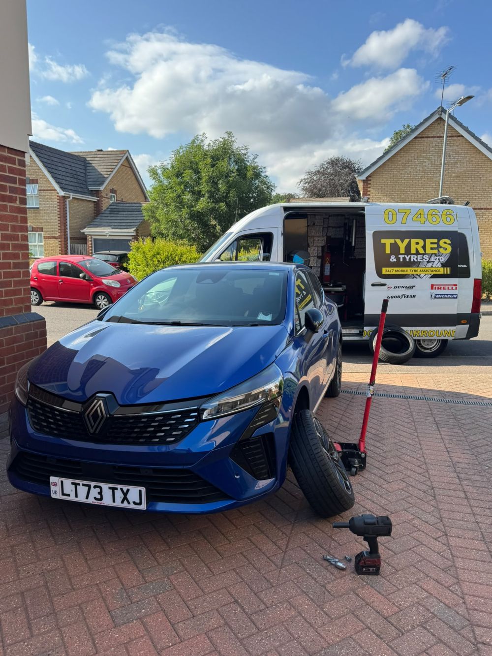 Mobile tyre technician performing 24/7 emergency tyre fitting on location in London