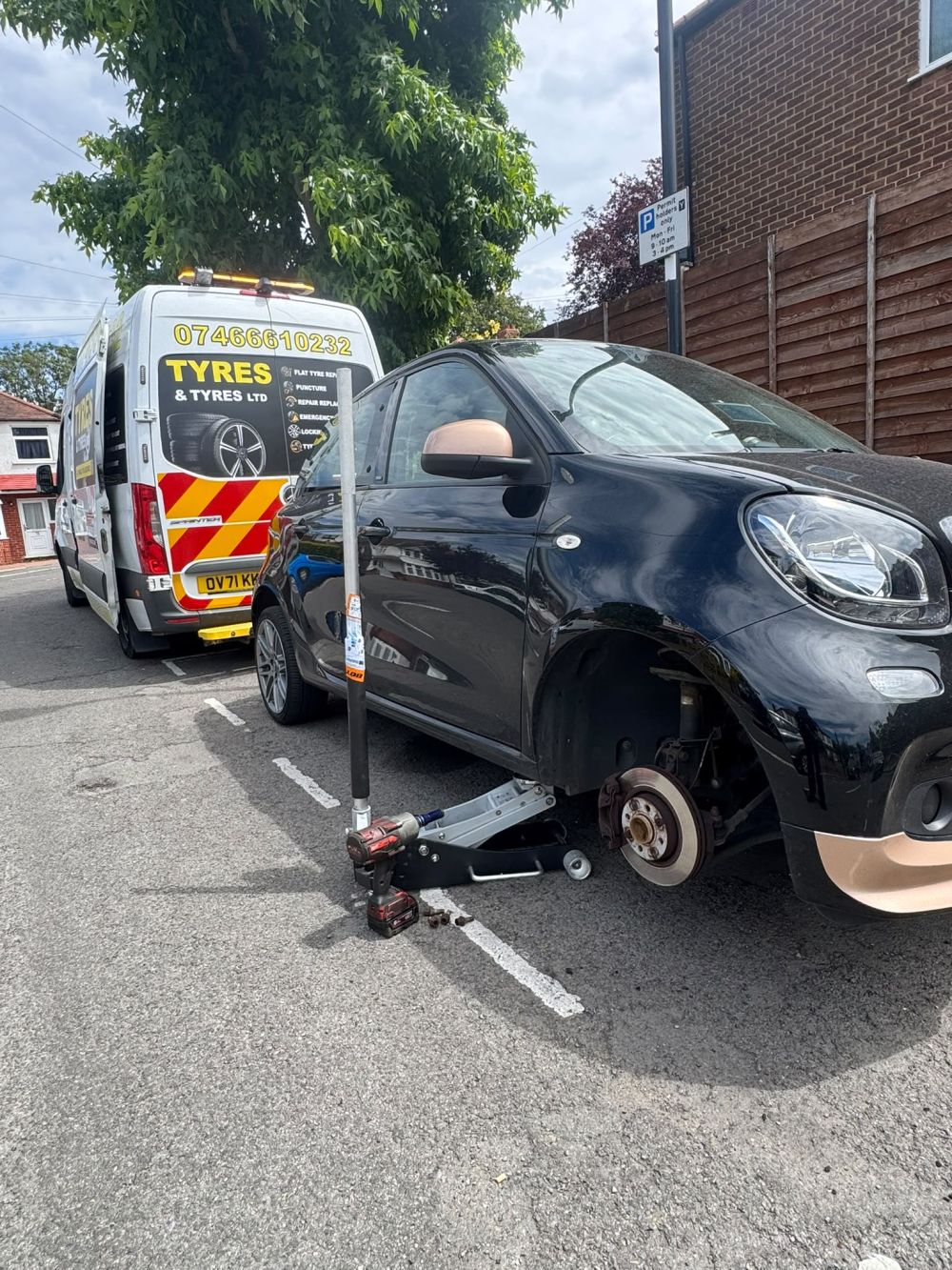 Mobile tyre technician performing 24/7 emergency tyre fitting on location in London