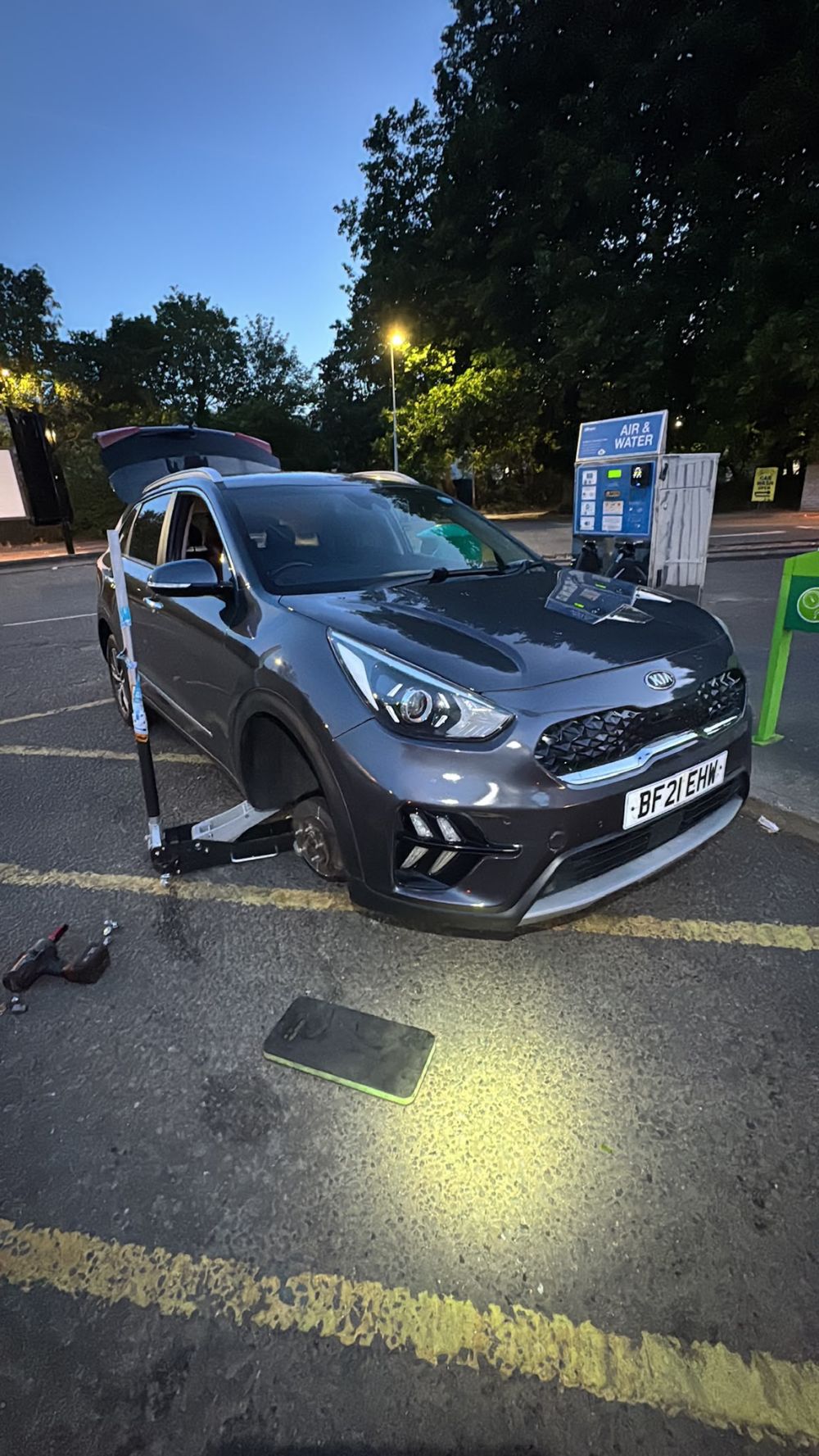 Mobile tyre technician performing 24/7 emergency tyre fitting on location in London