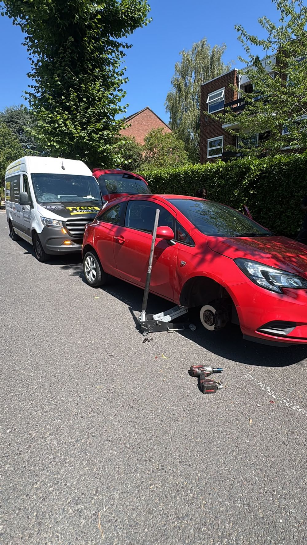 Mobile tyre technician performing 24/7 emergency tyre fitting on location in London