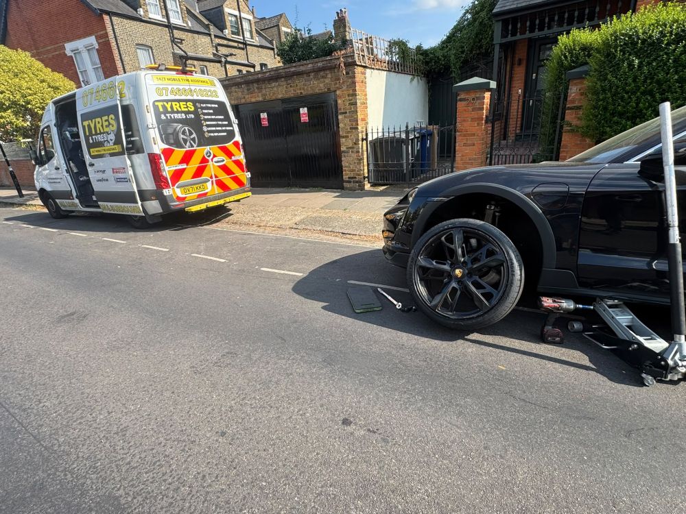 Mobile tyre technician performing 24/7 emergency tyre fitting on location in London